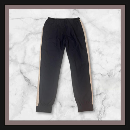 Entdecke unsere Vintage Track Pants von Nike und anderen Marken, erhältlich bei Valuxery.de - Dein Shop für trendige Vintage - Kleidung. Unsere Track Pants sind aus hochwertigen Materialien und