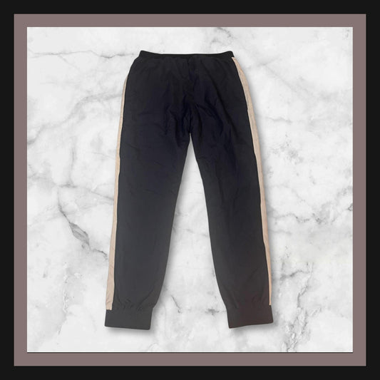 Entdecke unsere Vintage Track Pants von Nike und anderen Marken, erhältlich bei Valuxery.de - Dein Shop für trendige Vintage - Kleidung. Unsere Track Pants sind aus hochwertigen Materialien und