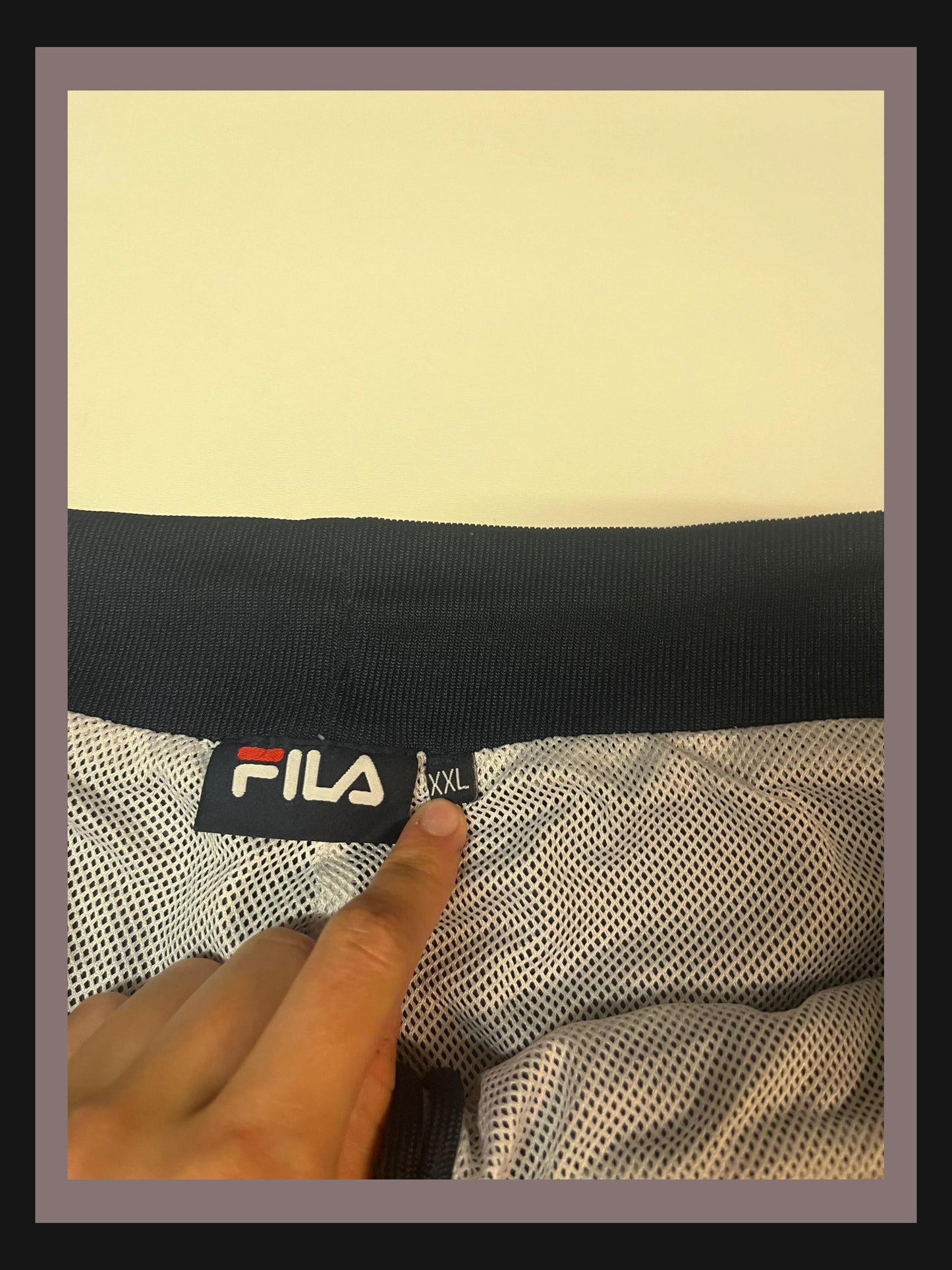 Entdecke unsere Vintage Track Pants von Nike und anderen Marken, erhältlich bei Valuxery.de - Dein Shop für trendige Vintage - Kleidung. Unsere Track Pants sind aus hochwertigen Materialien und