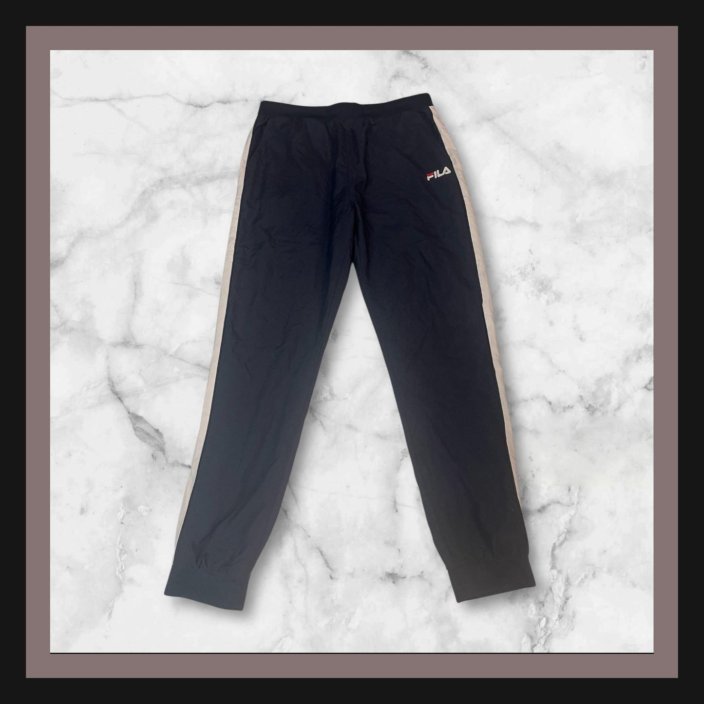 Entdecke unsere Vintage Track Pants von Nike und anderen Marken, erhältlich bei Valuxery.de - Dein Shop für trendige Vintage - Kleidung. Unsere Track Pants sind aus hochwertigen Materialien und