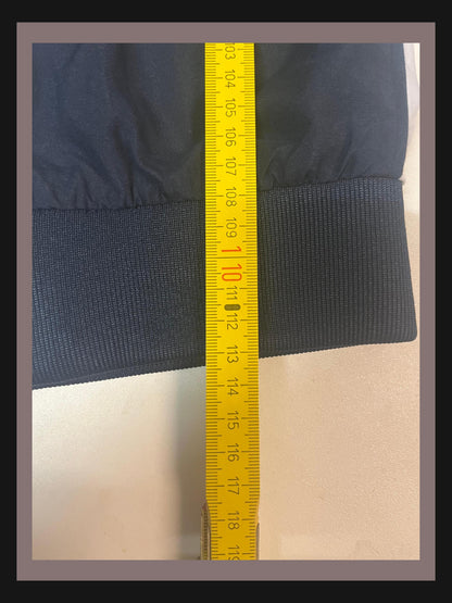 Entdecke unsere Vintage Track Pants von Nike und anderen Marken, erhältlich bei Valuxery.de - Dein Shop für trendige Vintage - Kleidung. Unsere Track Pants sind aus hochwertigen Materialien und