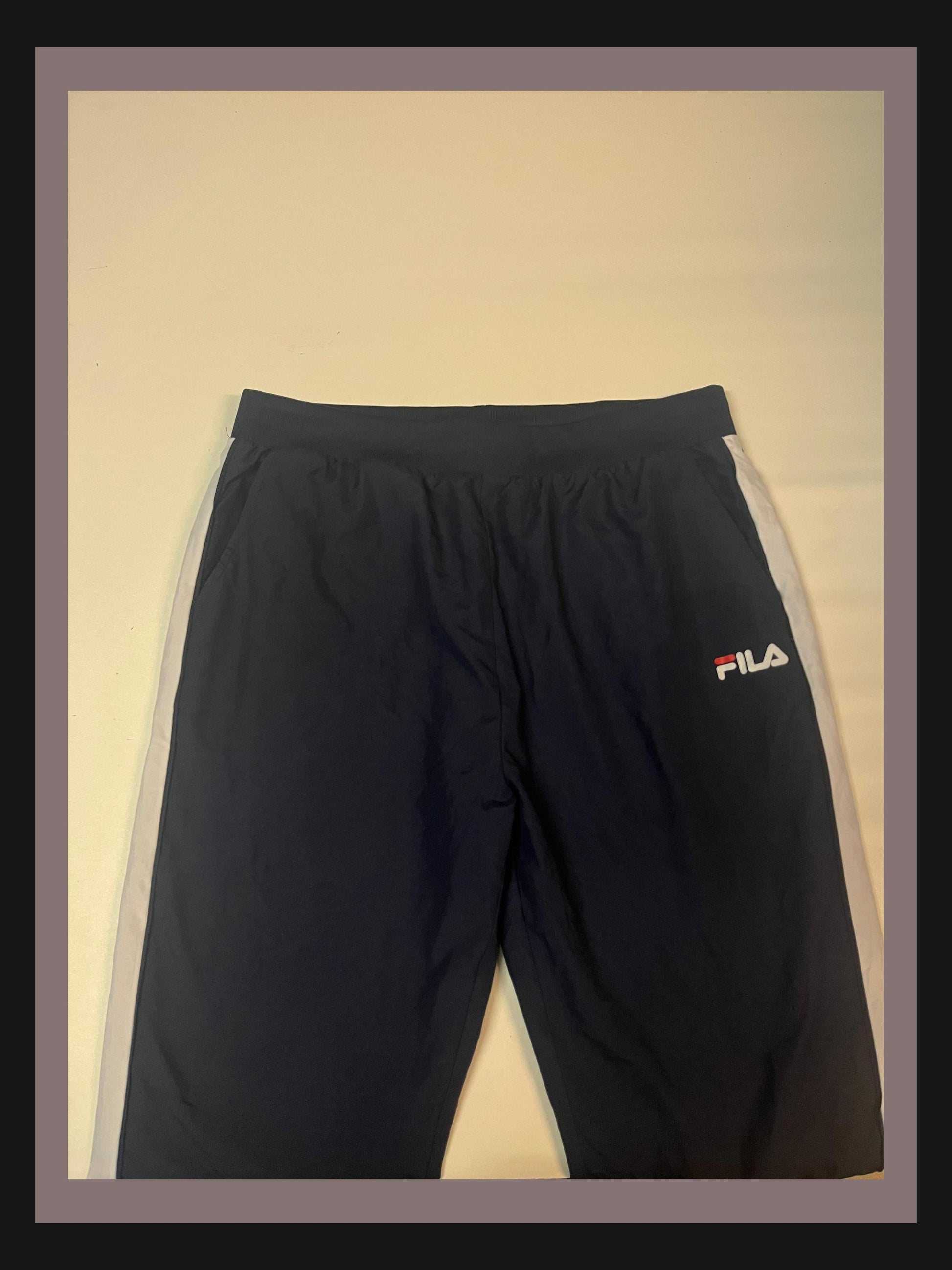 Entdecke unsere Vintage Track Pants von Nike und anderen Marken, erhältlich bei Valuxery.de - Dein Shop für trendige Vintage - Kleidung. Unsere Track Pants sind aus hochwertigen Materialien und