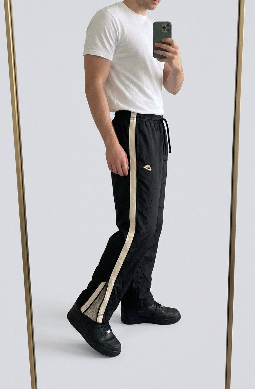 Nike Vintage Track Pants S | Baggy Trackpants 5-6-6-5 – getragenes Produktfoto