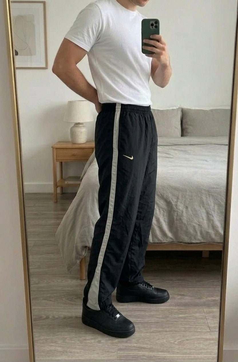 Nike Vintage Trackpants M 5-9-0-6 – getragenes Produktfoto