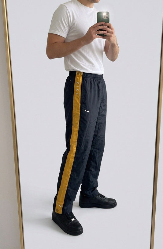 Vintage Nike Trackpants S 6439 – getragenes Produktfoto