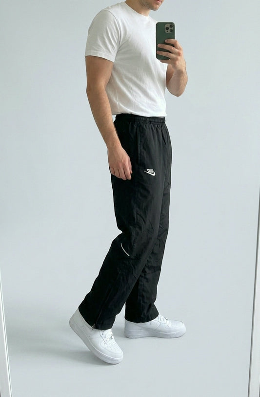 Vintage Nike Trackpants M 5-5-9-3 – getragenes Produktfoto