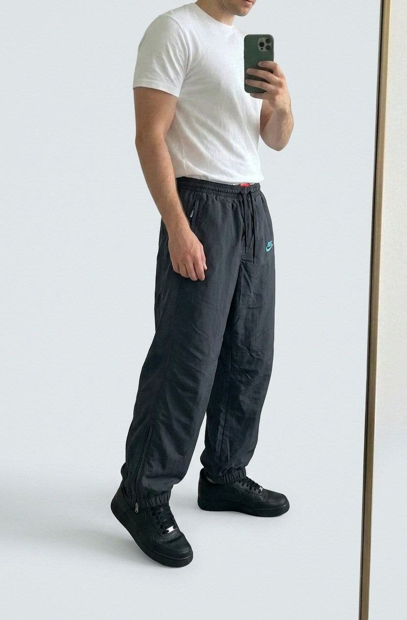 Vintage Nike Trackpants L fit S 5-3-8-4 – getragenes Produktfoto