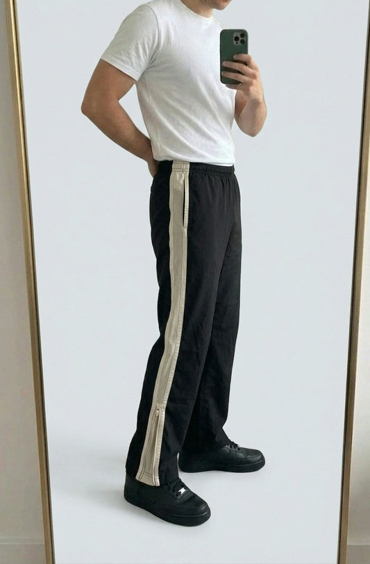 Nike Vintage Track Pants M | Baggy Trackpants 5-3-7-6 – getragenes Produktfoto