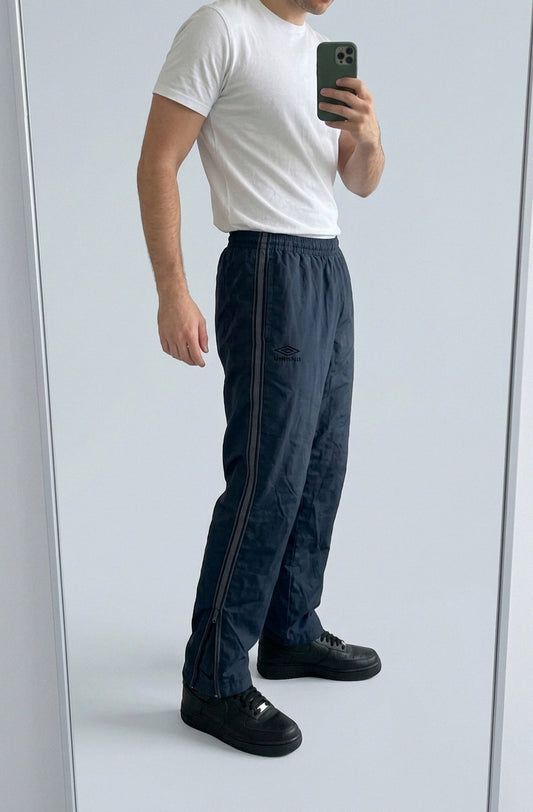 Vintage Umbro Trackpants M 6 648 – getragenes Produktfoto