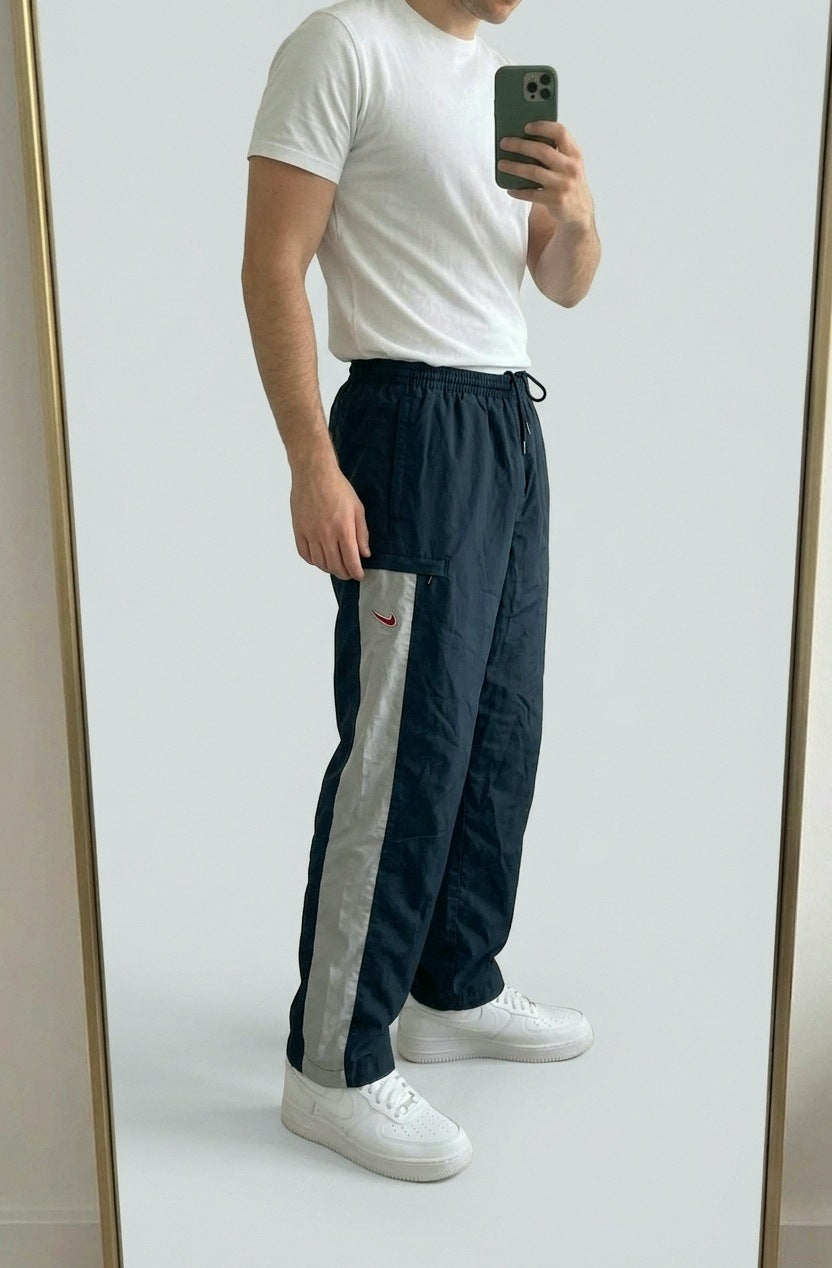 Nike Vintage Track Pants M | Baggy Trackpants 7-3-3-8 – getragenes Produktfoto
