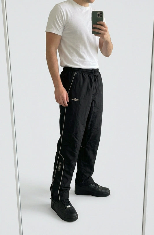Umbro Vintage Trackpants M 5-9-4-4 – getragenes Produktfoto