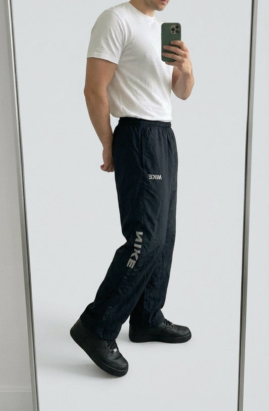 Nike Vintage Track Pants S | Baggy Trackpants 5-3-9-8 – getragenes Produktfoto