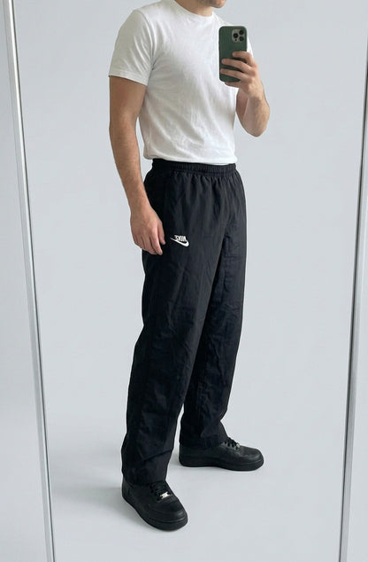 Nike Vintage Track Pants S | Baggy Trackpants 2-2-7-3 – getragenes Produktfoto