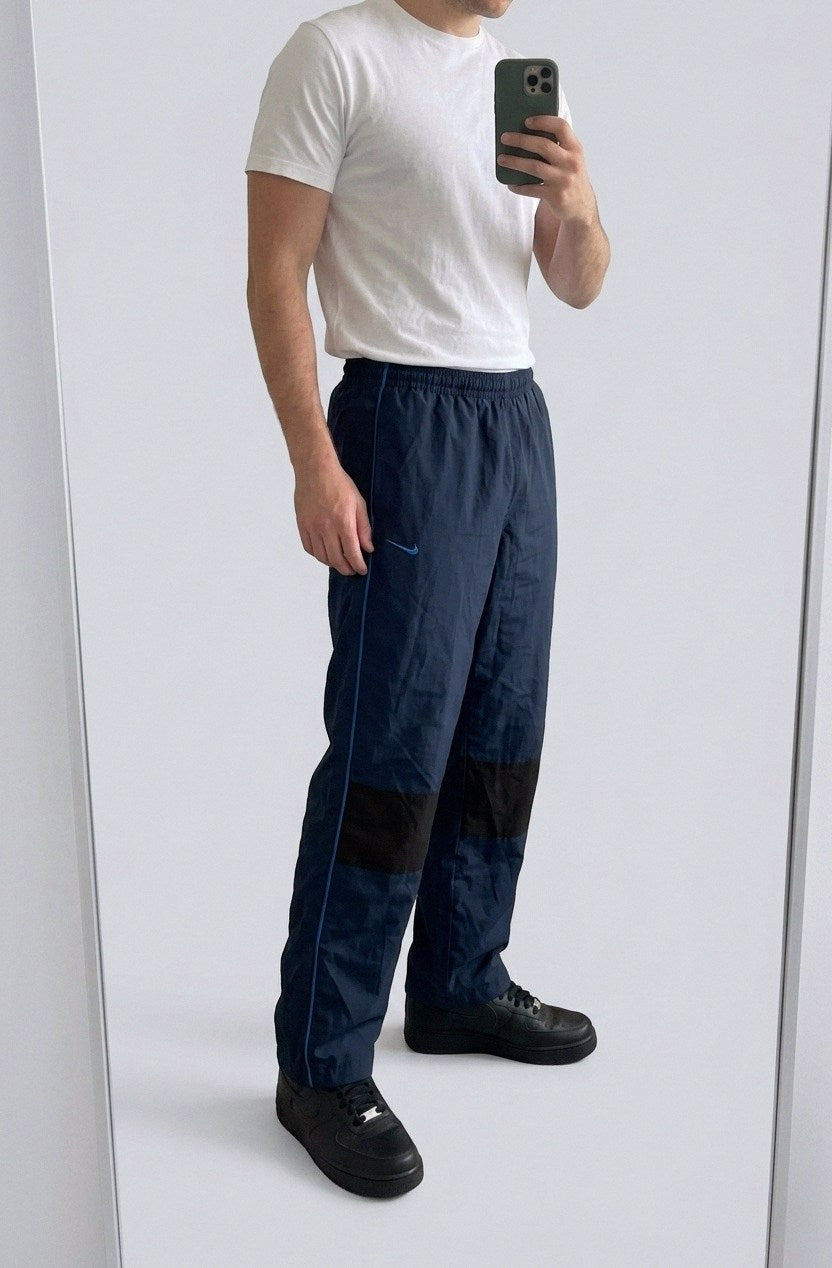 Nike Vintage Track Pants M | Baggy Trackpants 5-7-0-1 – getragenes Produktfoto