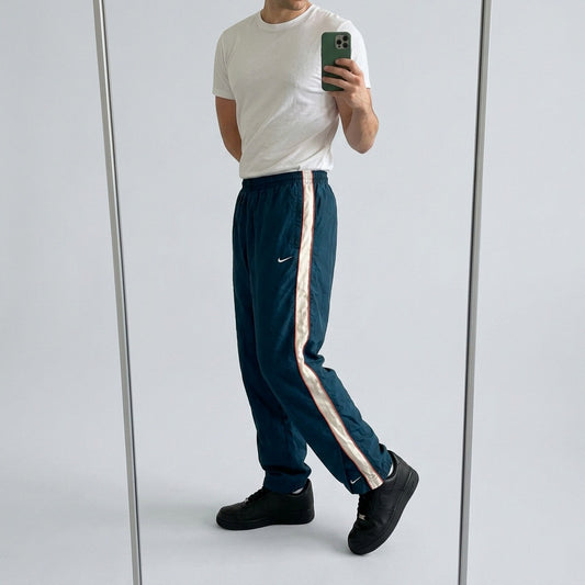 Nike Vintage Track Pants M | Baggy Trackpants 7-3-3-6 – getragenes Produktfoto