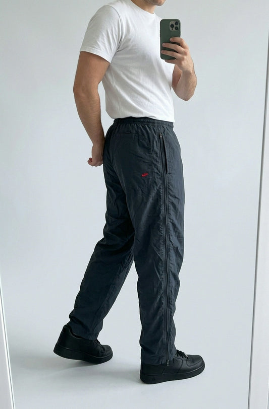 Nike Vintage Track Pants M | Trackpants 7-2-4-7 – getragenes Produktfoto