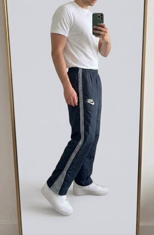 Nike Vintage Trackpants L baggy 7 3 9 4 – getragenes Produktfoto