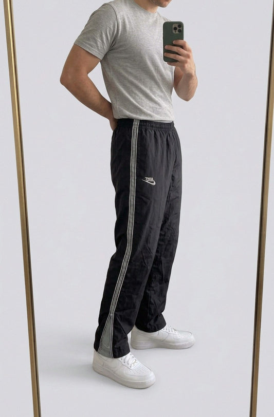 Vintage Nike Trackpants S 3-8-9-6 – getragenes Produktfoto