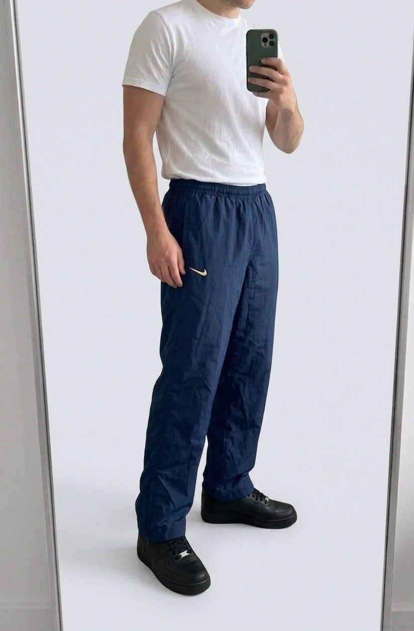 Nike Vintage Track Pants M | Baggy Trackpants 5-5-8-1 – getragenes Produktfoto