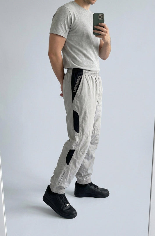 Umbro Vintage Trackpants L baggy 7 3 7 7 – getragenes Produktfoto