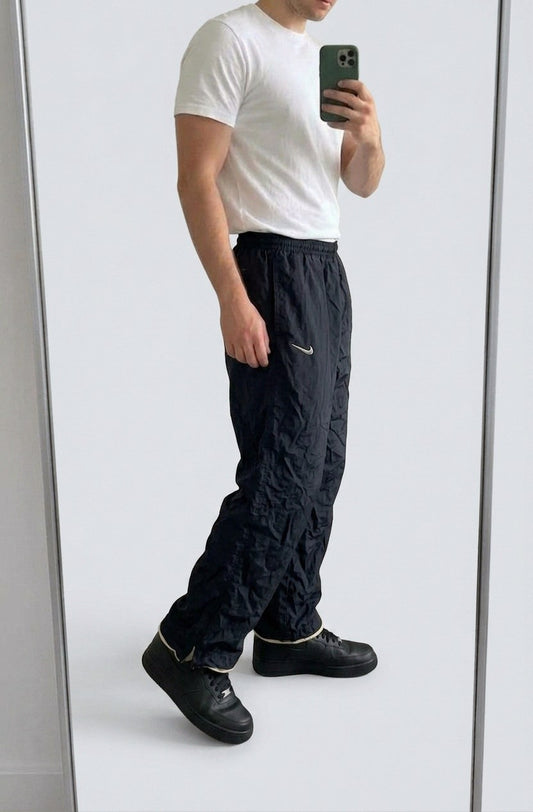 Nike Vintage Trackpants M 5-5-1-5 – getragenes Produktfoto