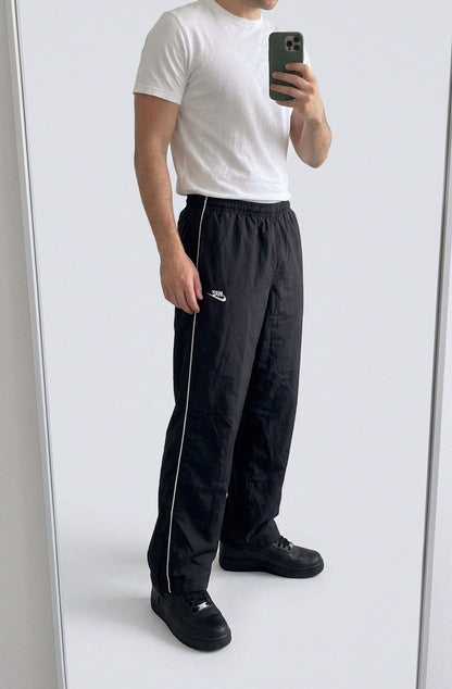 Nike Vintage Track Pants L | Baggy Trackpants 5-5-6-6 – getragenes Produktfoto