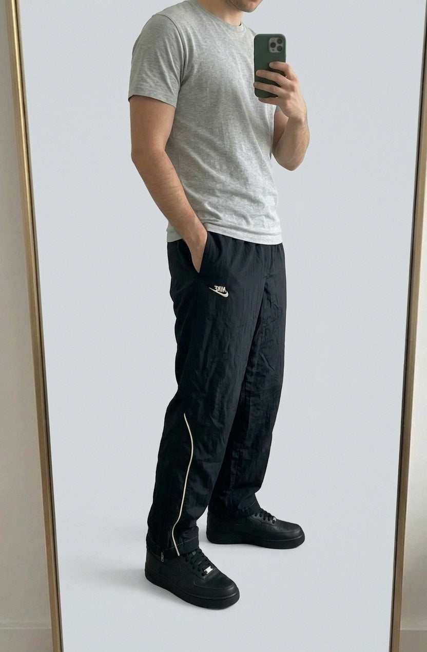 Nike Vintage Track Pants L | Baggy Trackpants 5-6-0-9 – getragenes Produktfoto