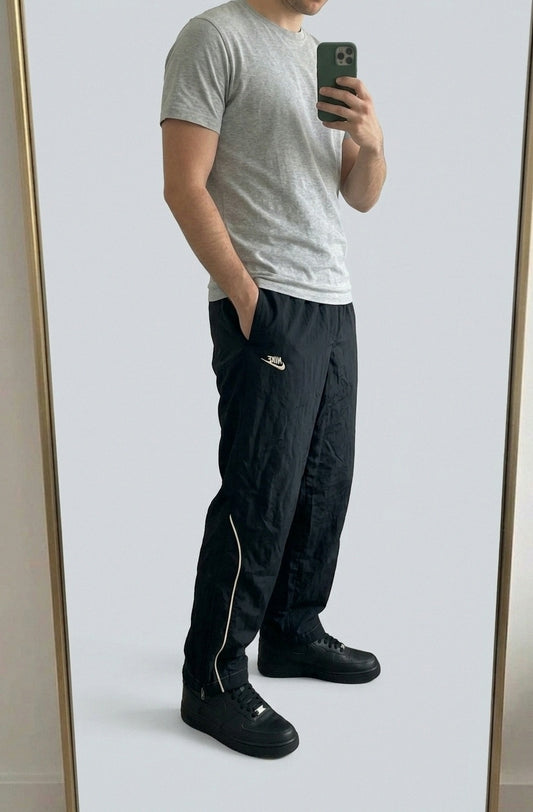 Nike Vintage Track Pants L | Baggy Trackpants 5-6-0-9 – getragenes Produktfoto