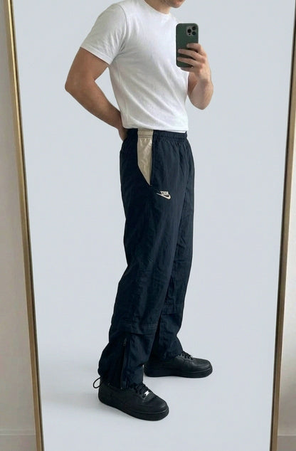Nike Vintage Kids Track Pants XS | Baggy Trackpants 5-5-4-3 – getragenes Produktfoto