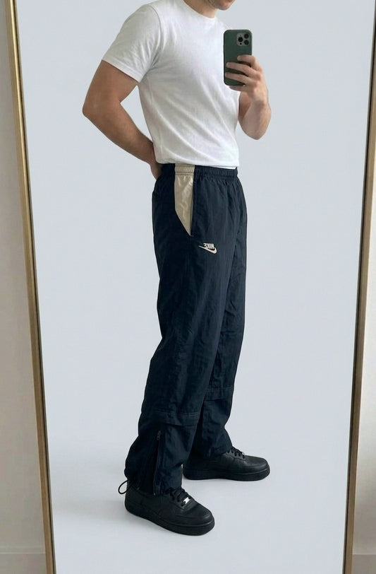 Nike Vintage Kids Track Pants XS | Baggy Trackpants 5-5-4-3 – getragenes Produktfoto