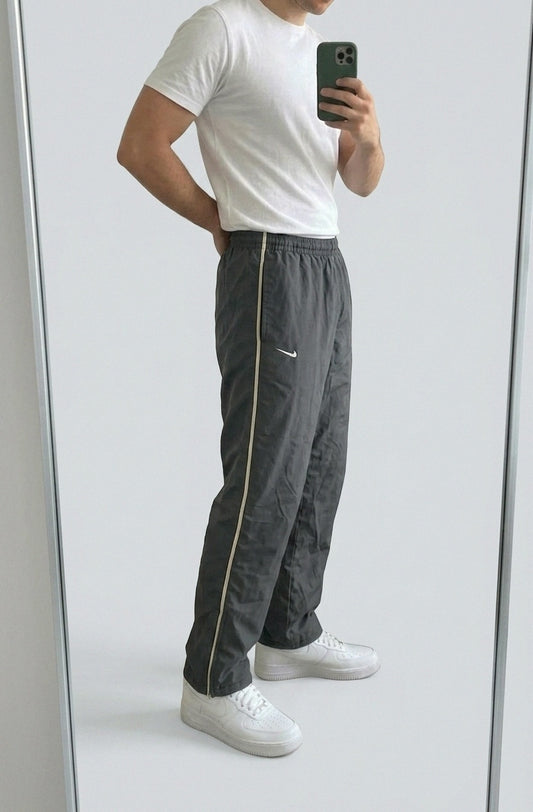 Nike Vintage Track Pants M | Baggy Trackpants 7-3-5-6 – getragenes Produktfoto