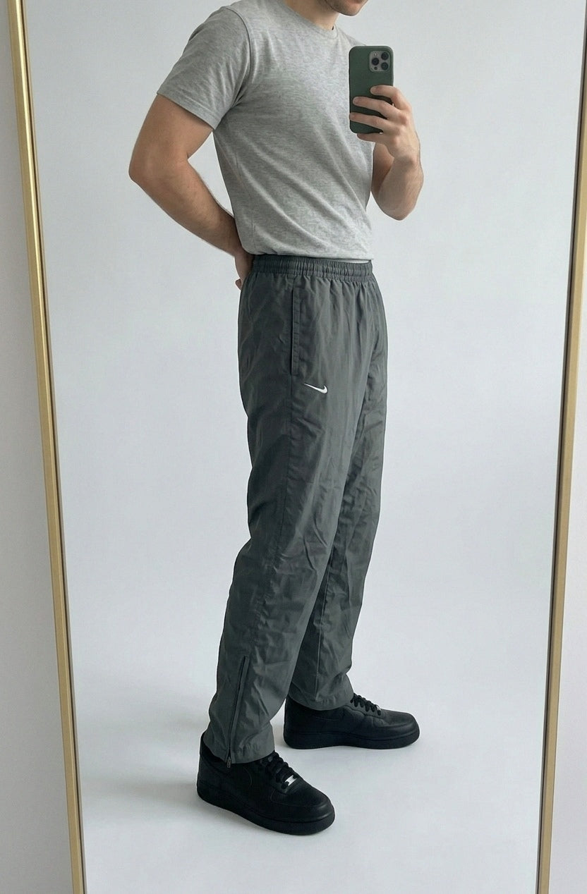 Nike Vintage Track Pants XL | Baggy Trackpants 6-5-9-6 – getragenes Produktfoto