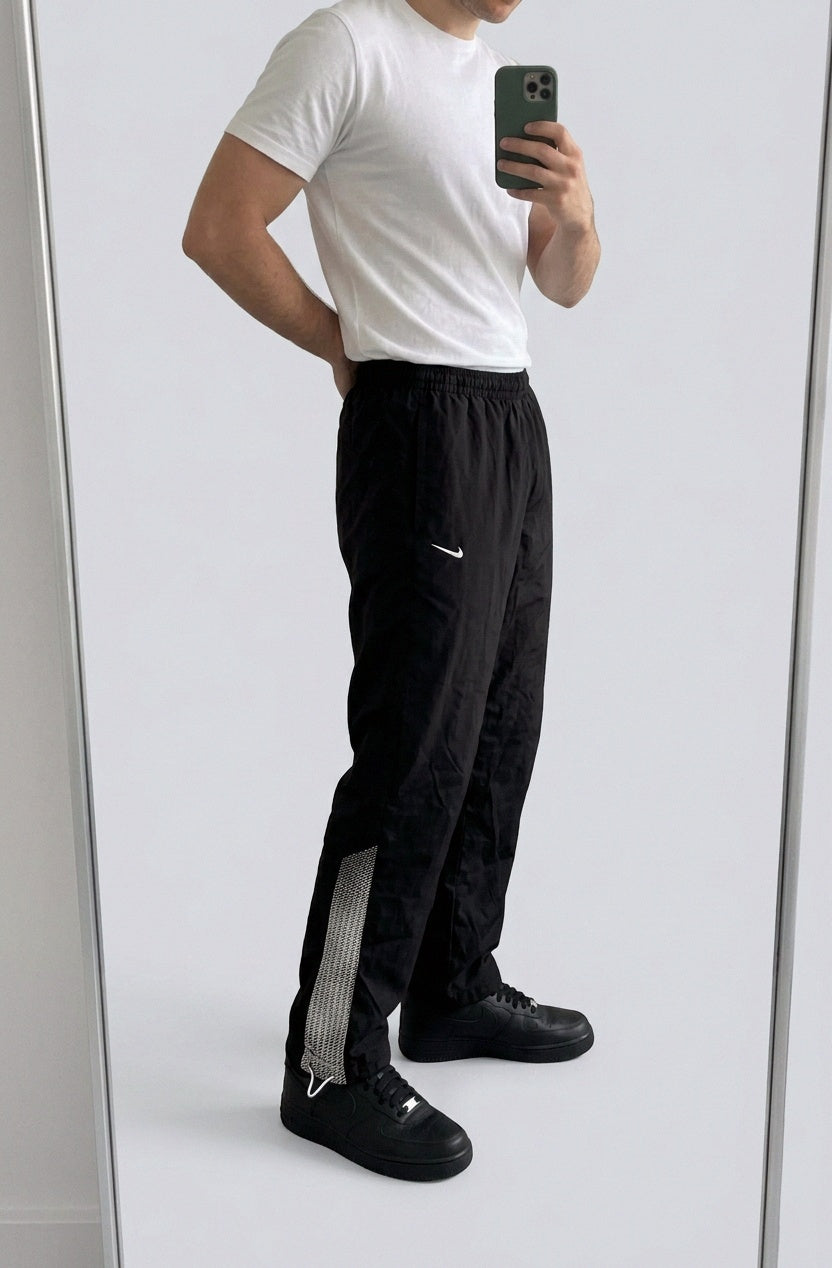 Nike Vintage Trackpants S 5-8-7-6 – getragenes Produktfoto
